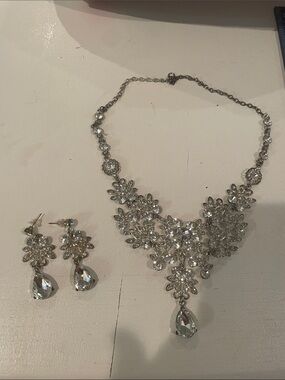 Crystal Floral Statement Necklace and Earrings Set - Silver